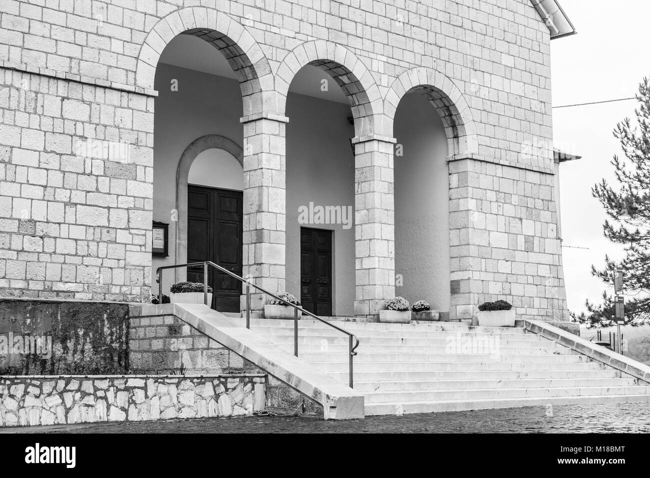 Roccaraso, Abruzzo, Italia. Ottobre 13, 2017. Chiesa di Santa Maria Assunta, terremoti del 1703 (TERREMOTO DI L'Aquila) 1706 e distrutta severa Foto Stock