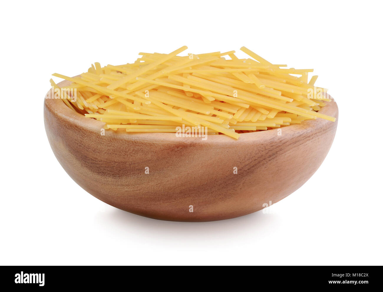 La pasta nella ciotola di legno isolato su sfondo bianco Foto Stock