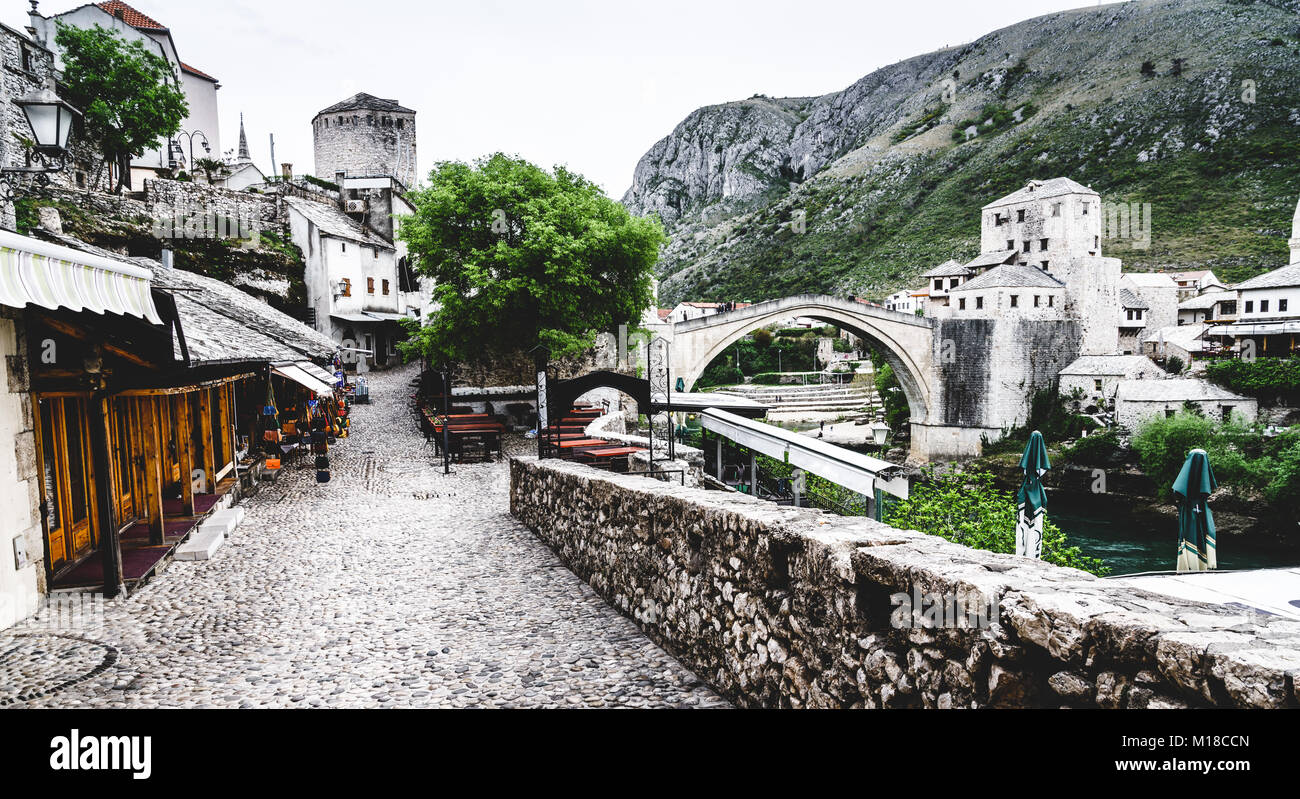 Vecchia strada di ciottoli nella città di Mostar, Bosnia Erzegovina Foto Stock