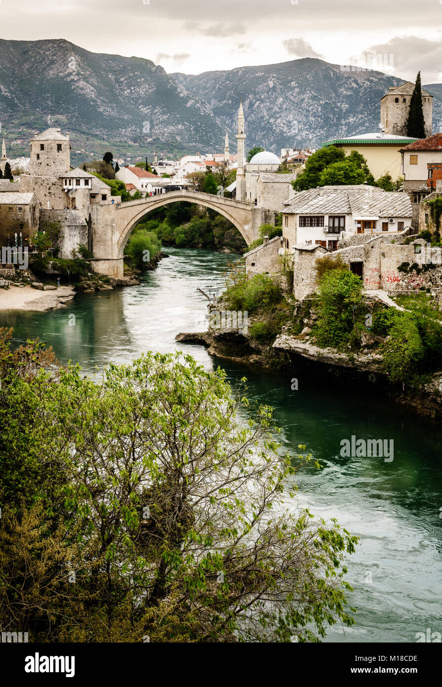 Vista panoramica della città di Mostar e il fiume Neretva, Bosnia Foto Stock