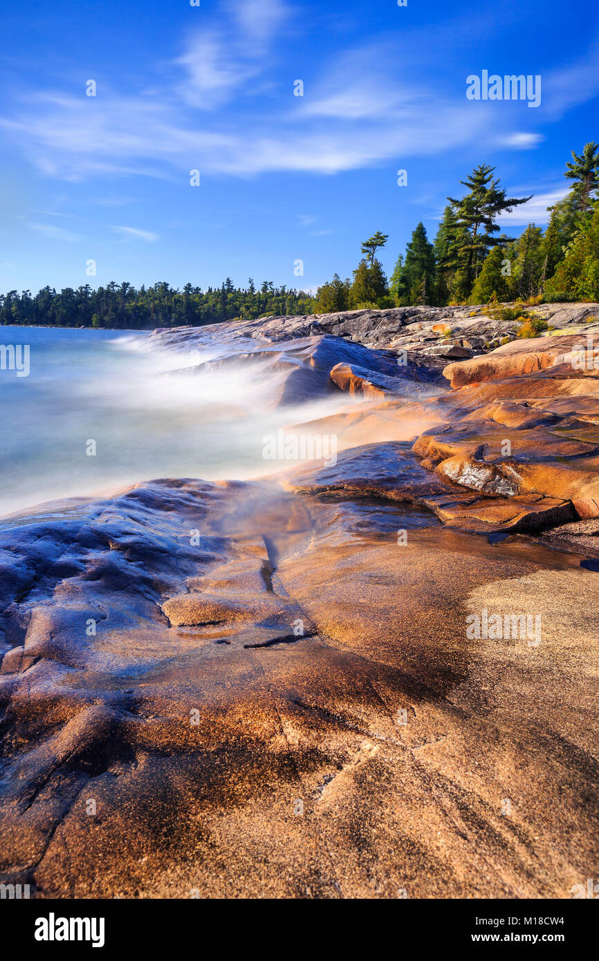 Costa rocciosa del Lago Superiore, Lago Superior parco provinciale, Ontario, Canada. Foto Stock
