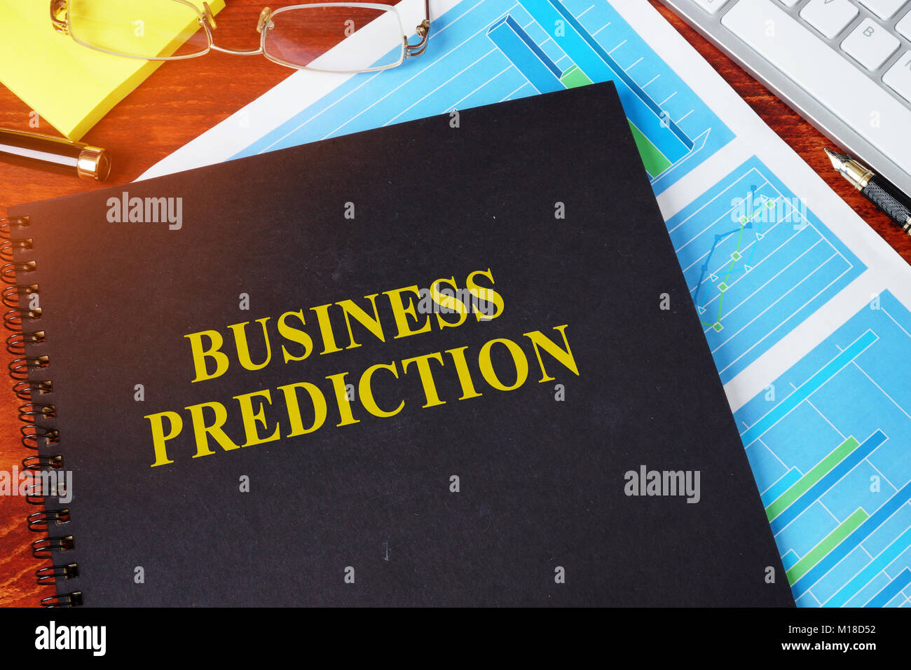 Business il concetto di previsione. Prenota e grafici finanziari. Foto Stock