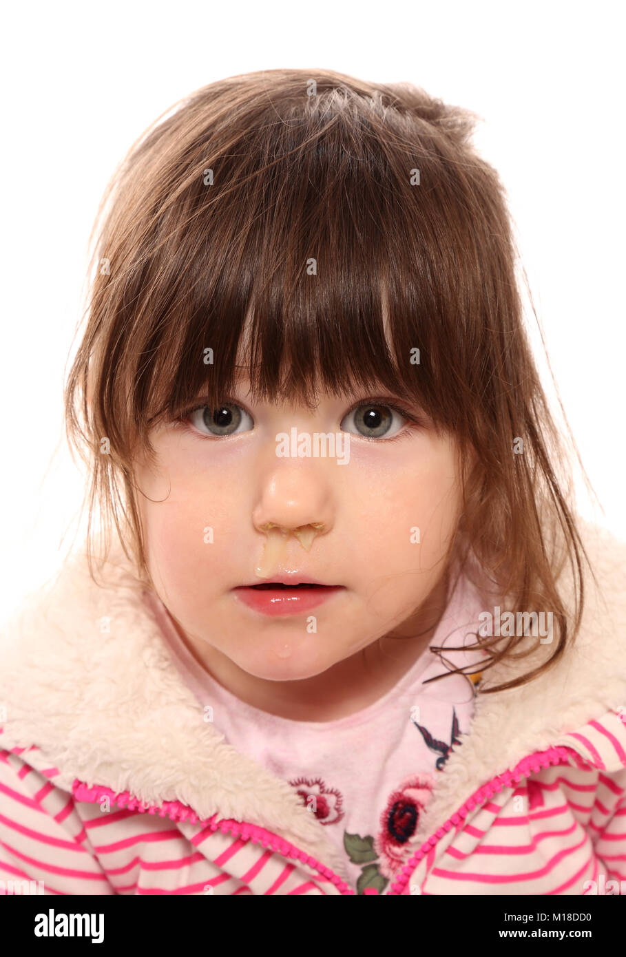 Bambino con un freddo e pieno di snot Foto Stock