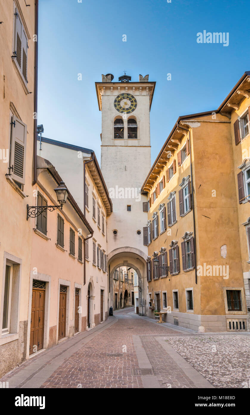 Torre Civica sulla via della Terra, street nel centro storico di Rovereto, Trentino-Alto Adige, Italia Foto Stock