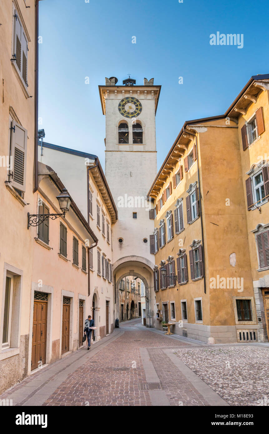 Torre Civica sulla via della Terra, street nel centro storico di Rovereto, Trentino-Alto Adige, Italia Foto Stock