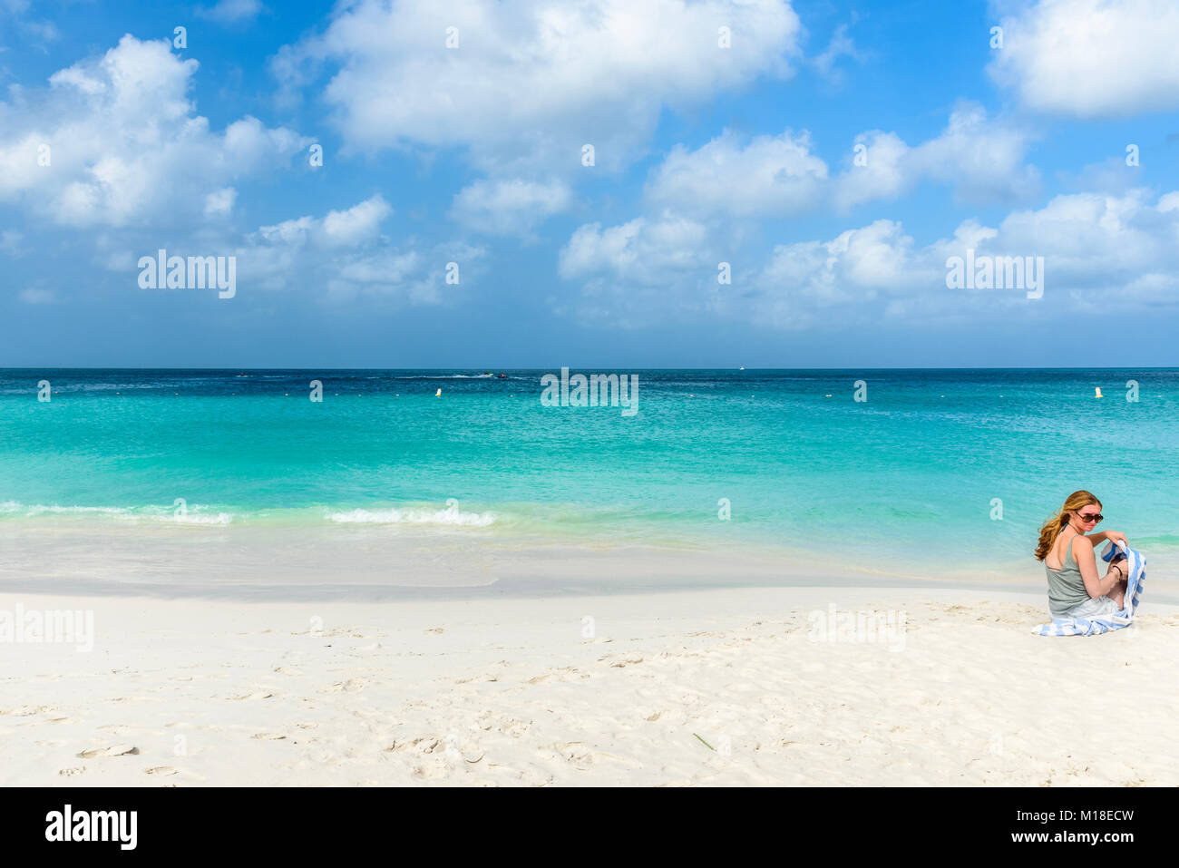 Oranjestad, Aruba - Gennaio 4, 2018: un turista rilassarsi nell'idilliaco Eagle Beach di Aruba. Foto Stock