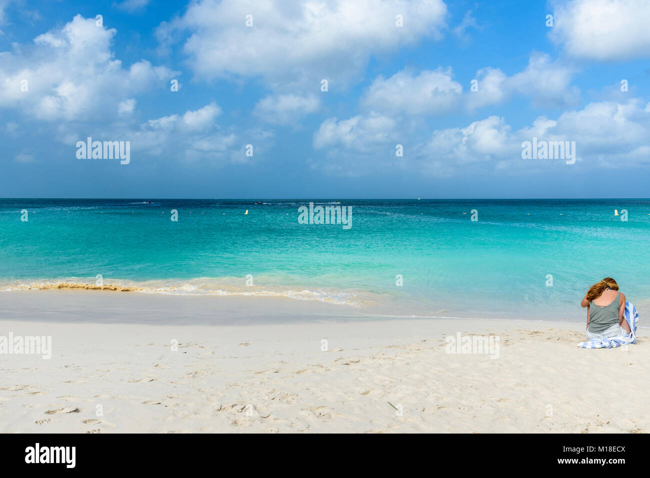 Una donna di rilassarsi nella Eagle Beach, Aruba. Una delle più belle spiagge dei caraibi. Foto Stock