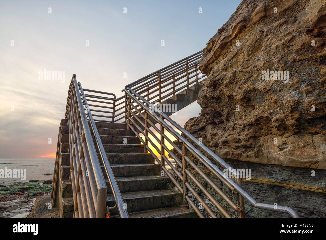 Scale che conducono in basso verso una surf spot al Sunset Cliffs parco naturale, San Diego, California, Stati Uniti d'America. Foto Stock
