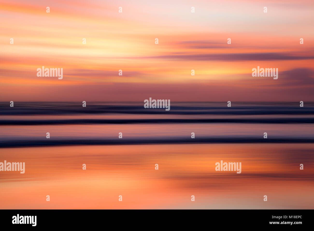 Motion Blur di oceano e onde con un colorato sunrise. Foto Stock