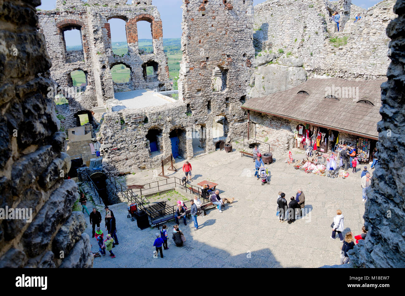 Rovine del medievale castello reale Ogrodzieniec nel villaggio Podzamcze, parte del sentiero di l'Aquila nidi, polacco Jurassic Highland, Piccola Polonia voivodes Foto Stock