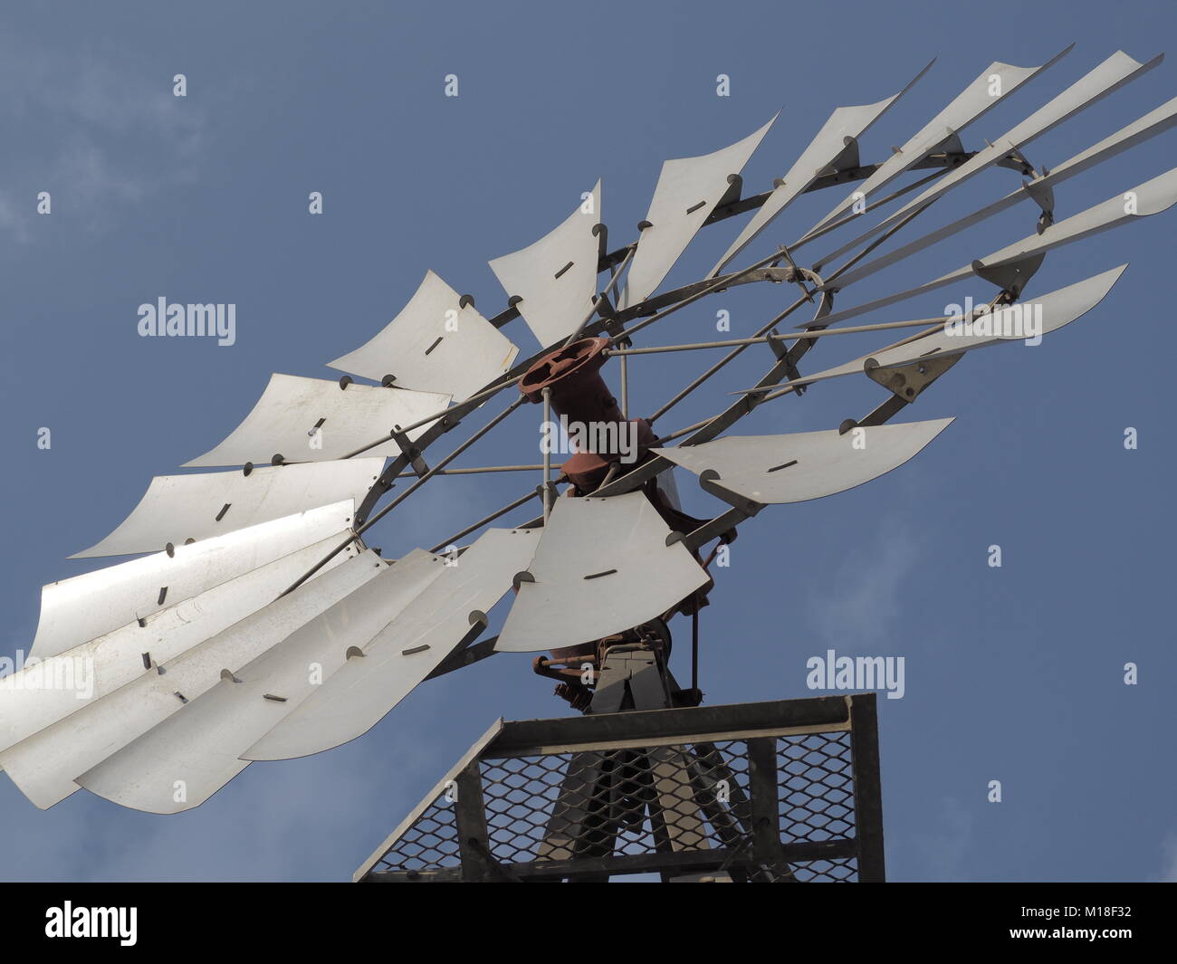 Un vecchio mulino a vento restaurato fotografato contro un cielo invernale Foto Stock