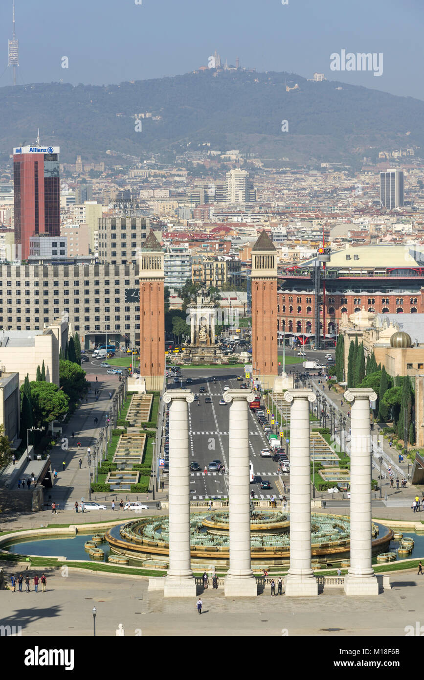 Vista da Palau Nacional a Quattre colonne e Torres Venecianes,Barcellona,Cataluña,Spagna Foto Stock