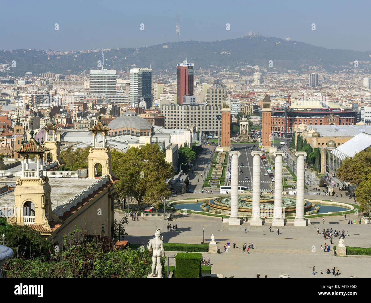 Vista da Palau Nacional a Quattre colonne e Torres Venecianes,Barcellona,Cataluña,Spagna Foto Stock