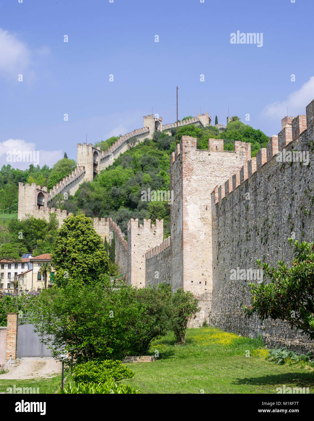 Lungo muro di cinta fortificato con torri,Marostica,Veneto,Italia Foto Stock