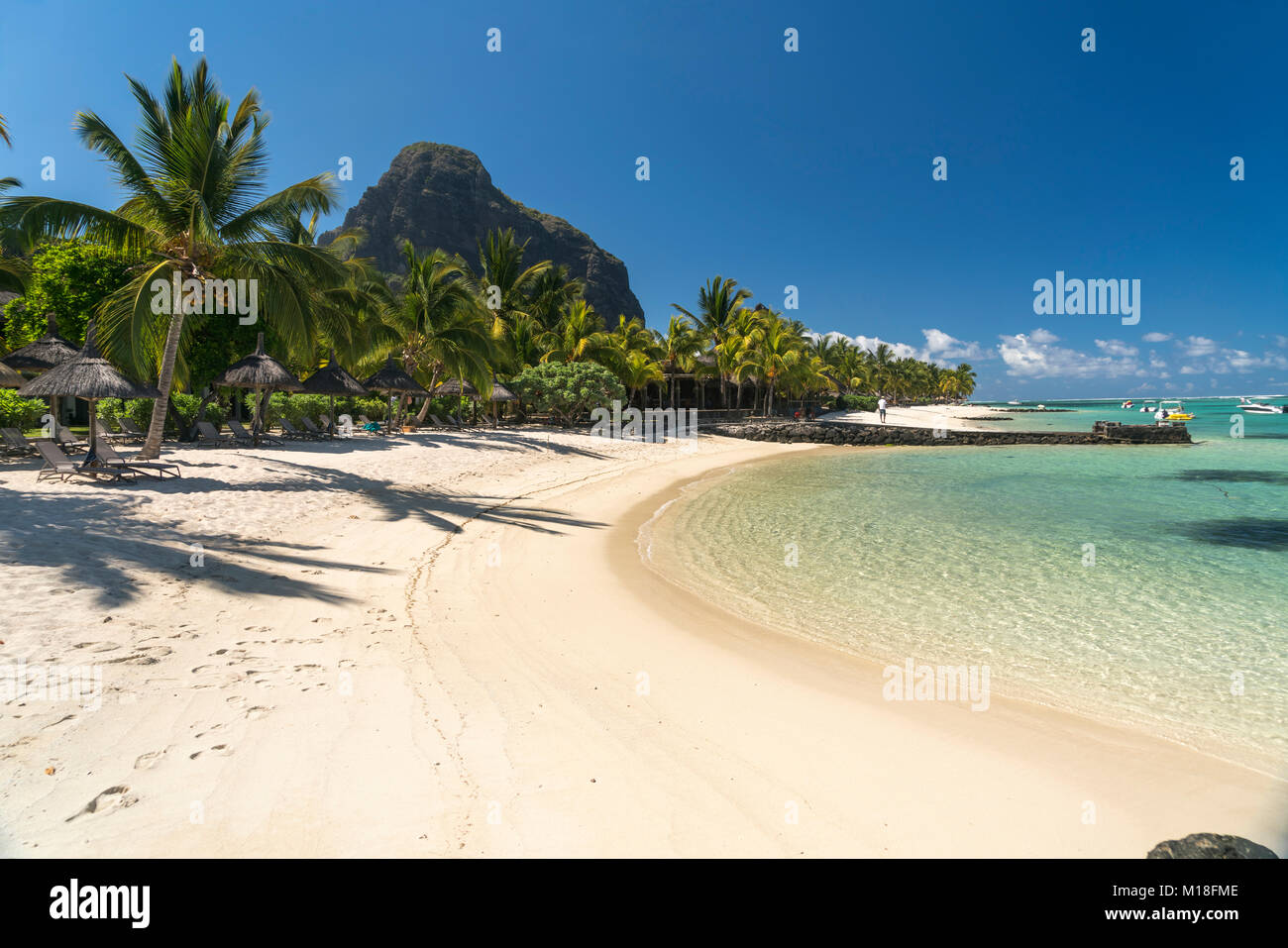 Spiaggia con palme, montagna Le Morne Brabant in background,penisola di Le Morne,Black River,Maurizio Foto Stock