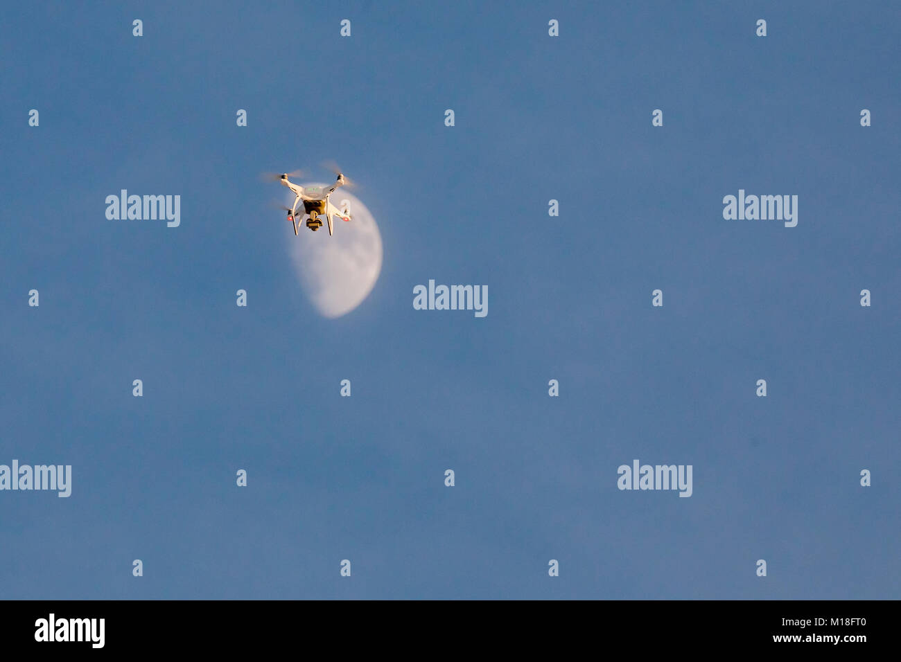 Terre Dron sulla luna. Flying dron bianco su sky in luna di sfondo. Dron sembra che lo sbarco sulla luna. Foto Stock