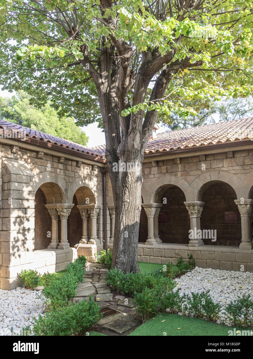 Chiesa romanica chiostro,Poble Espanol de Montjuic,Barcellona,Cataluña,Spagna Foto Stock