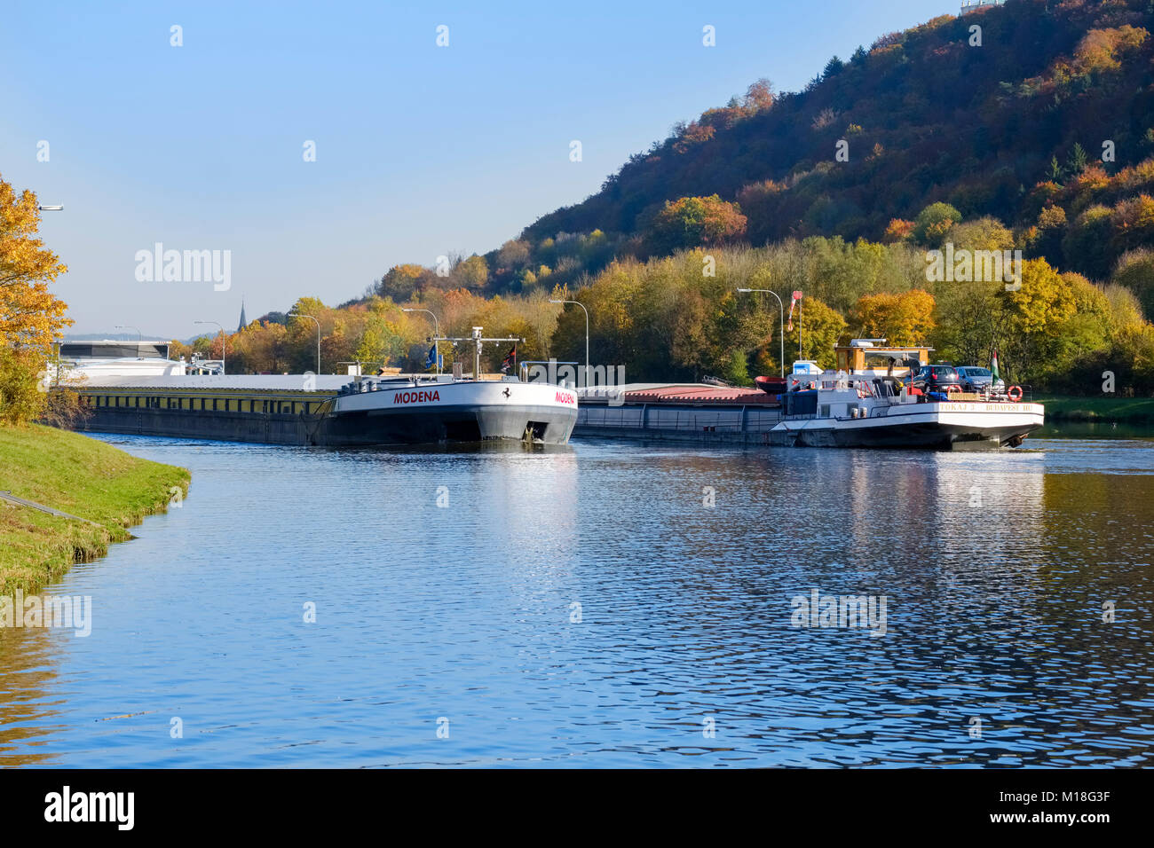 Le navi da carico in corrispondenza della serratura Kelheim,Altmühl,Main-Danube Canal,Kelheim,Altmühltal,Bassa Baviera, Baviera, Germania Foto Stock
