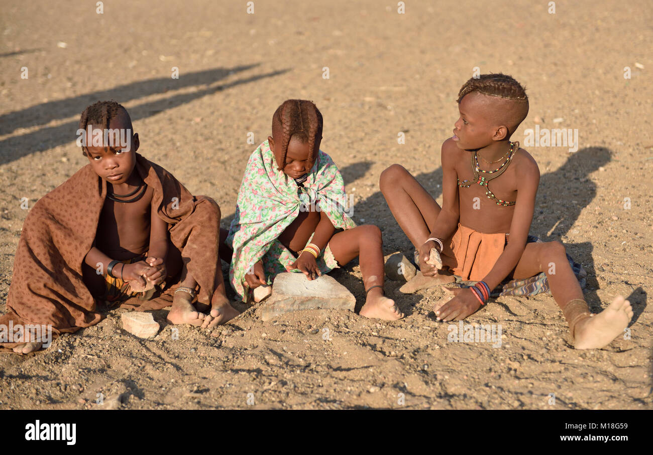 Himbamädchen macinare il grano,Kunene,Kaokoveld,Namibia Foto Stock