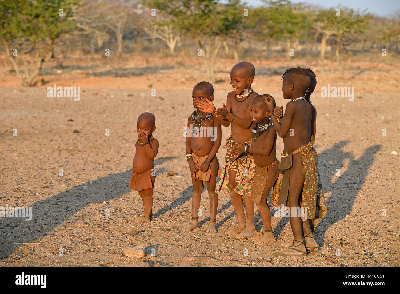 Bambini Himba cantando,Kaokoveld,Kunene,Namibia Foto Stock
