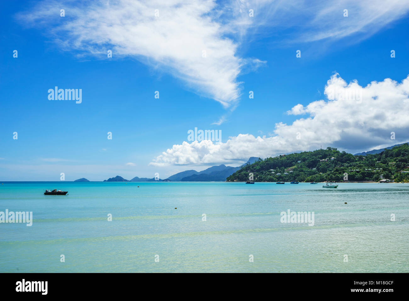 Bellissima laguna con barche in acqua turchese ad anse a la mouche uno mahé, Seicelle Foto Stock