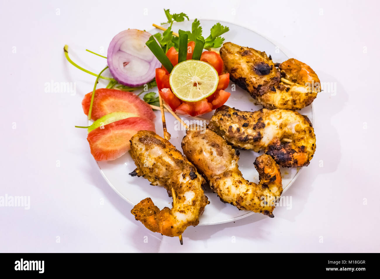 Croccante fritti speziati boreale guarnita con le carote affettate la cipolla pomodoro e coriandolo. Una deliziosa popolare non indiano veg piatto di motorino di avviamento. Foto Stock