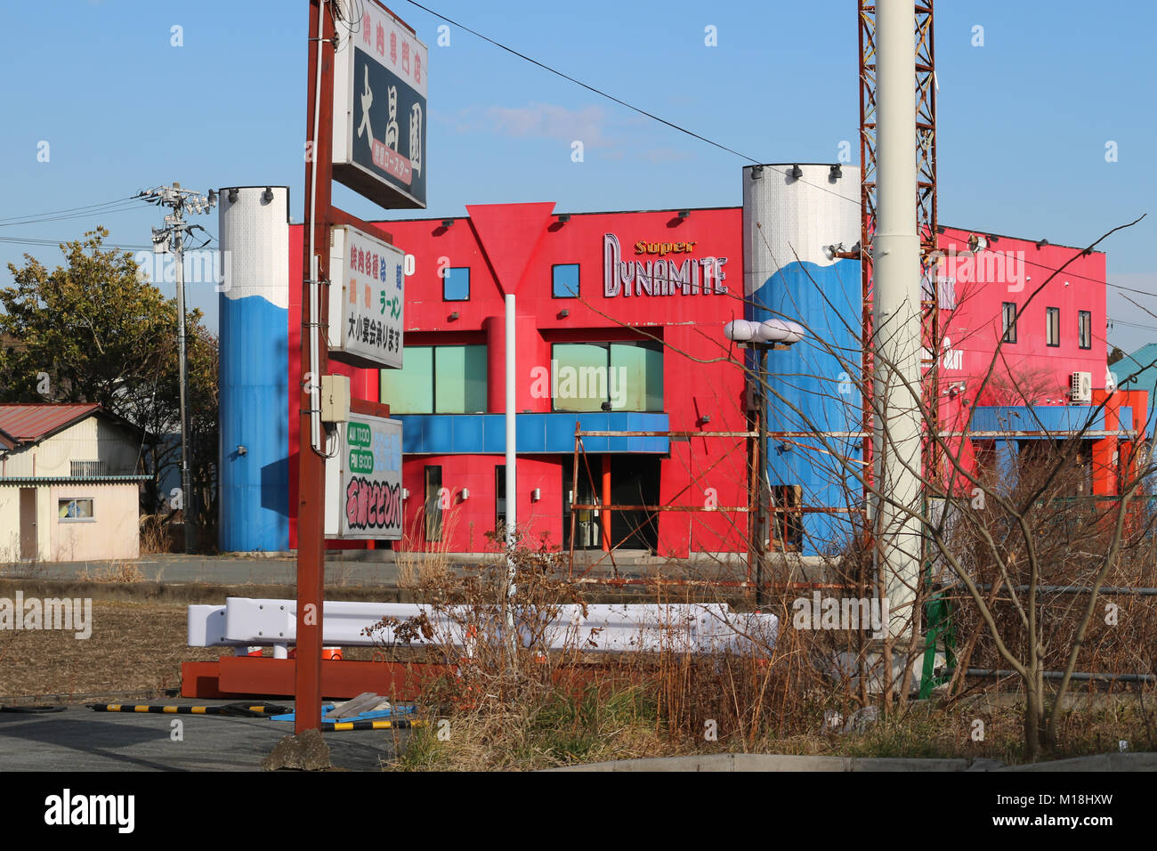 (16 gennaio, 2016 Namie, Fukushima, Giappone) un pachinko (flipper giapponese del gioco meccanico) Salone di disastro abbandonati nella ex area evacuati, Namie-città, Fukushima 2016. Questo salone è stata distrutta dal disastro dello tsunami del 11 marzo, 2011 ma non da Fukushima Daiich catastrofe nucleare. La ricostruzione della città Namie dalle conseguenze dello tsunami è stato il ritardo dovuto al suo status di zona di evacuazione tuttavia da 31, Marzo 2017 in poi, rimpatriati sono in grado di vivere in aree decontaminato in giù. Foto Stock