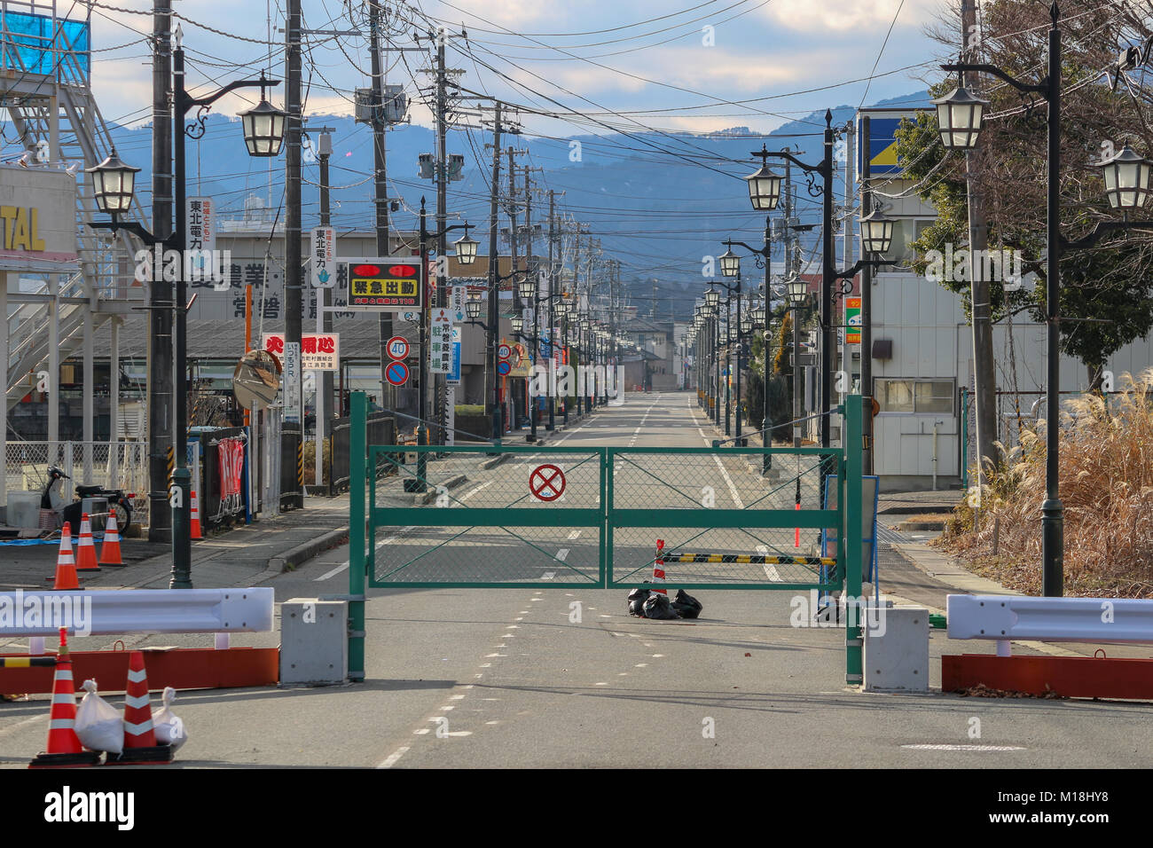 (16 gennaio, 2016. Namie, Fukushima, Giappone) una strada principale della città Namie davanti al centro della citta'. L intera area cittadina compreso questa strada è stata definita come zona evacuata a causa della contaminazione fino al 31, Marzo 2017 tuttavia il trasporto e ritorno temporale sono stati ammessi a quel tempo. Foto Stock