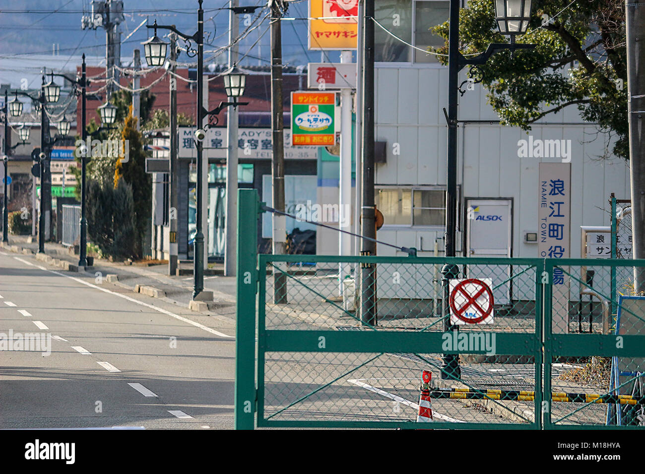 (16 gennaio, 2016. Namie, Fukushima, Giappone) una strada principale della città Namie davanti al centro della citta'. L intera area cittadina compreso questa strada è stata definita come zona evacuata a causa della contaminazione fino al 31, Marzo 2017 tuttavia il trasporto e ritorno temporale sono stati ammessi a quel tempo. Foto Stock