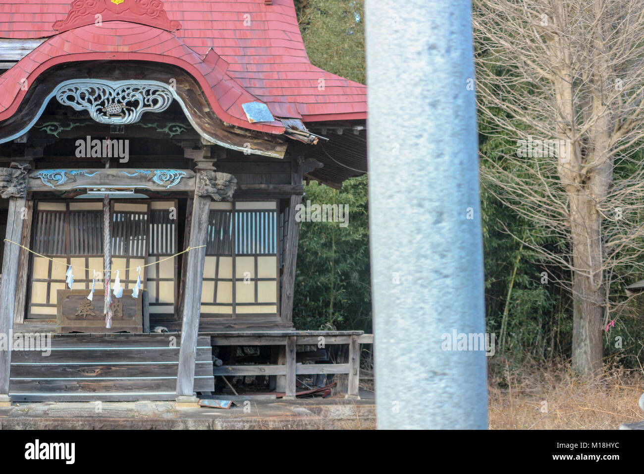 (16 gennaio, 2016 Namie, Fukushima, Giappone) un locale piccolo santuario inclinato su un lato e lasciati da soli a causa di terremoto 11 marzo 2011, Namie-città, Fukushima 2016. Nota: questo santuario fu distrutto dal terremoto su 11, Marzo 2011 ma non da Fukushima Daiich catastrofe nucleare. La ricostruzione della città Namie dalle conseguenze dello tsunami è stato il ritardo dovuto al suo status di zona di evacuazione tuttavia da 31, Marzo 2017 in poi, rimpatriati sono in grado di vivere in aree decontaminato in giù. Foto Stock