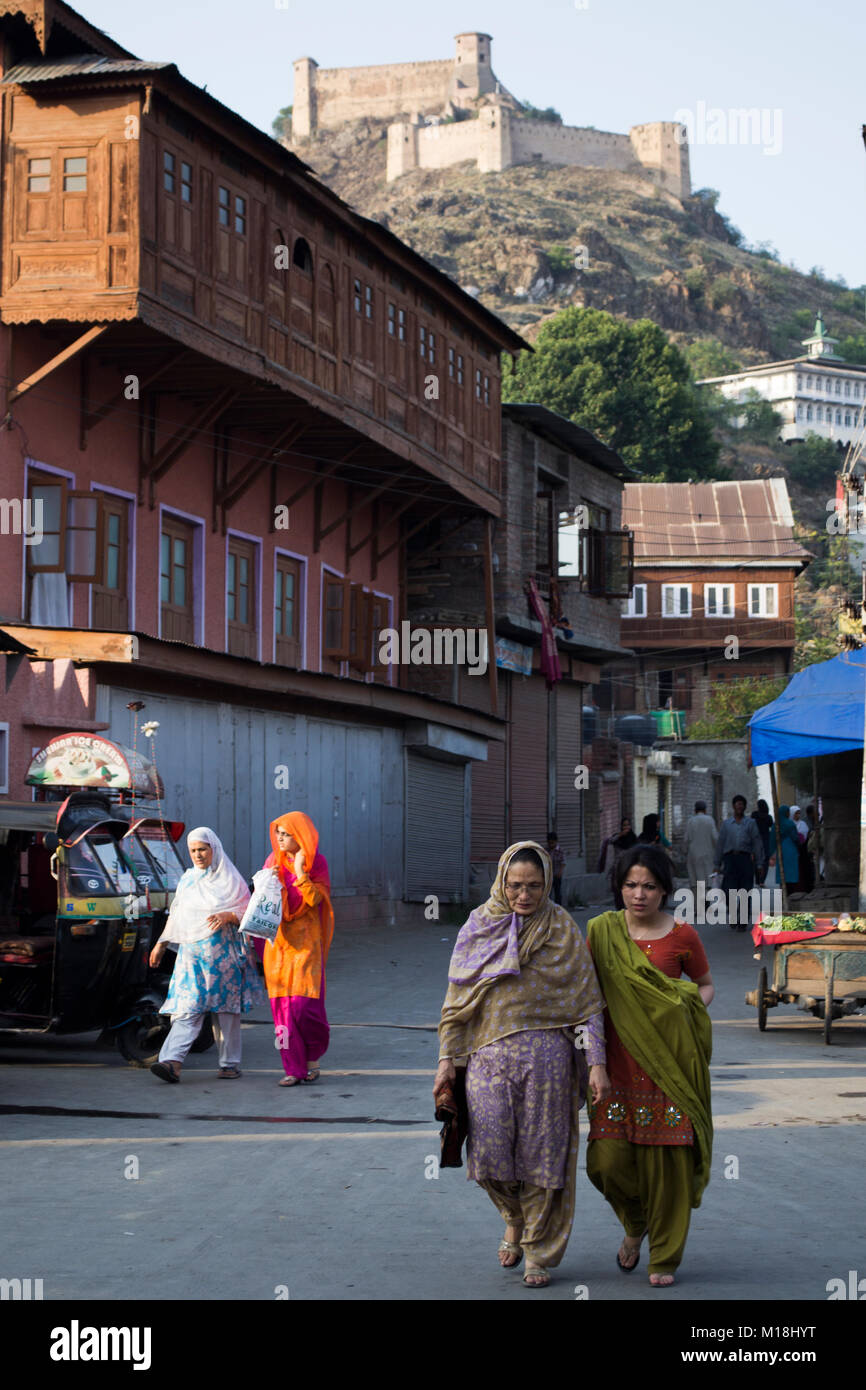 La questione del Kashmir, India. Scena di strada di Srinagar la città vecchia Foto Stock