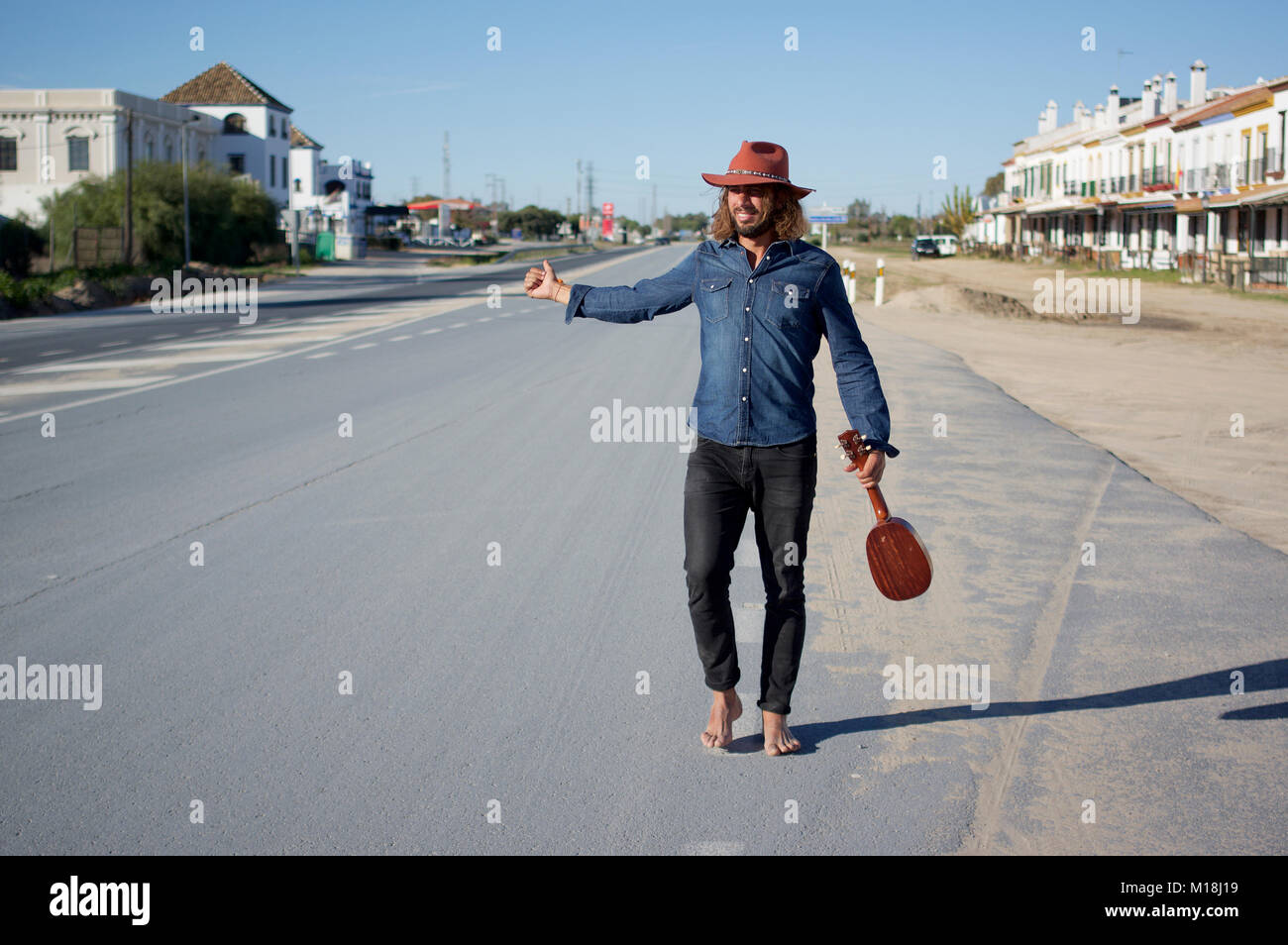 L Uomo Autostop Con Ukulele Foto Stock Alamy