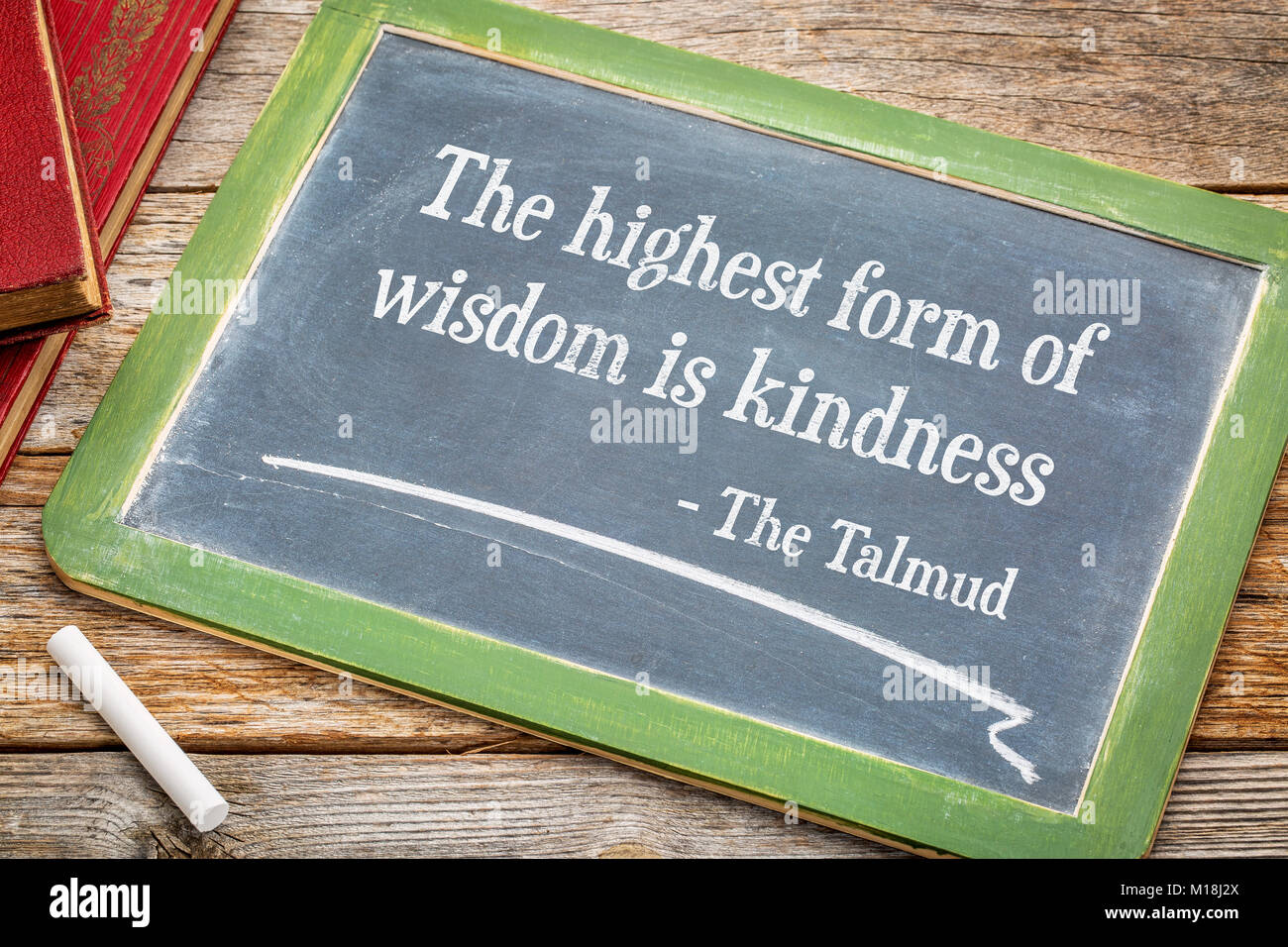 La più alta forma di saggezza è la gentilezza, Talmund preventivo - bianco gesso il testo su una lavagna di ardesia Foto Stock
