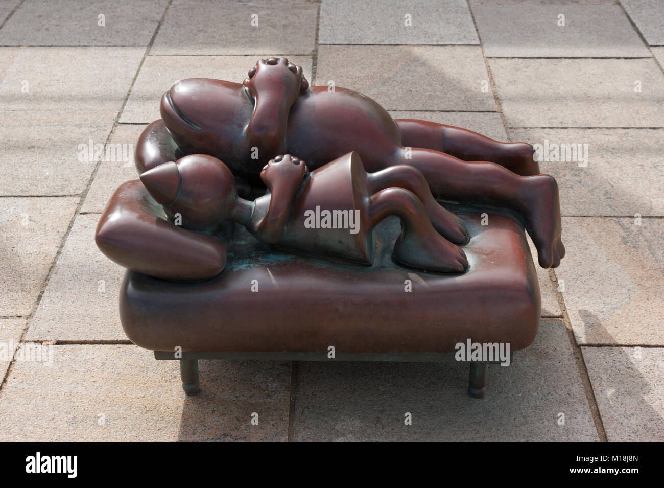 La rana Principe. Scultura in bronzo di Tom Otterness. Fairytale sculture del mare, il Museo Beelden aan Zee, Scheveningen, l'Aia, Paesi Bassi Foto Stock