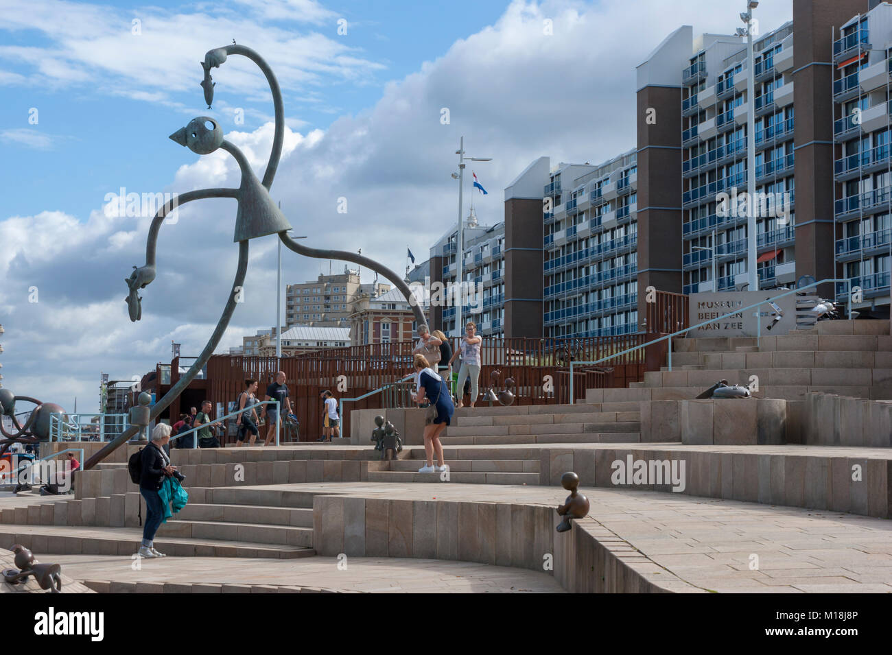 Sculture in bronzo da Tom Otterness. Fairytale sculture del mare, il Museo Beelden aan Zee, Scheveningen, l'Aia, Paesi Bassi Foto Stock