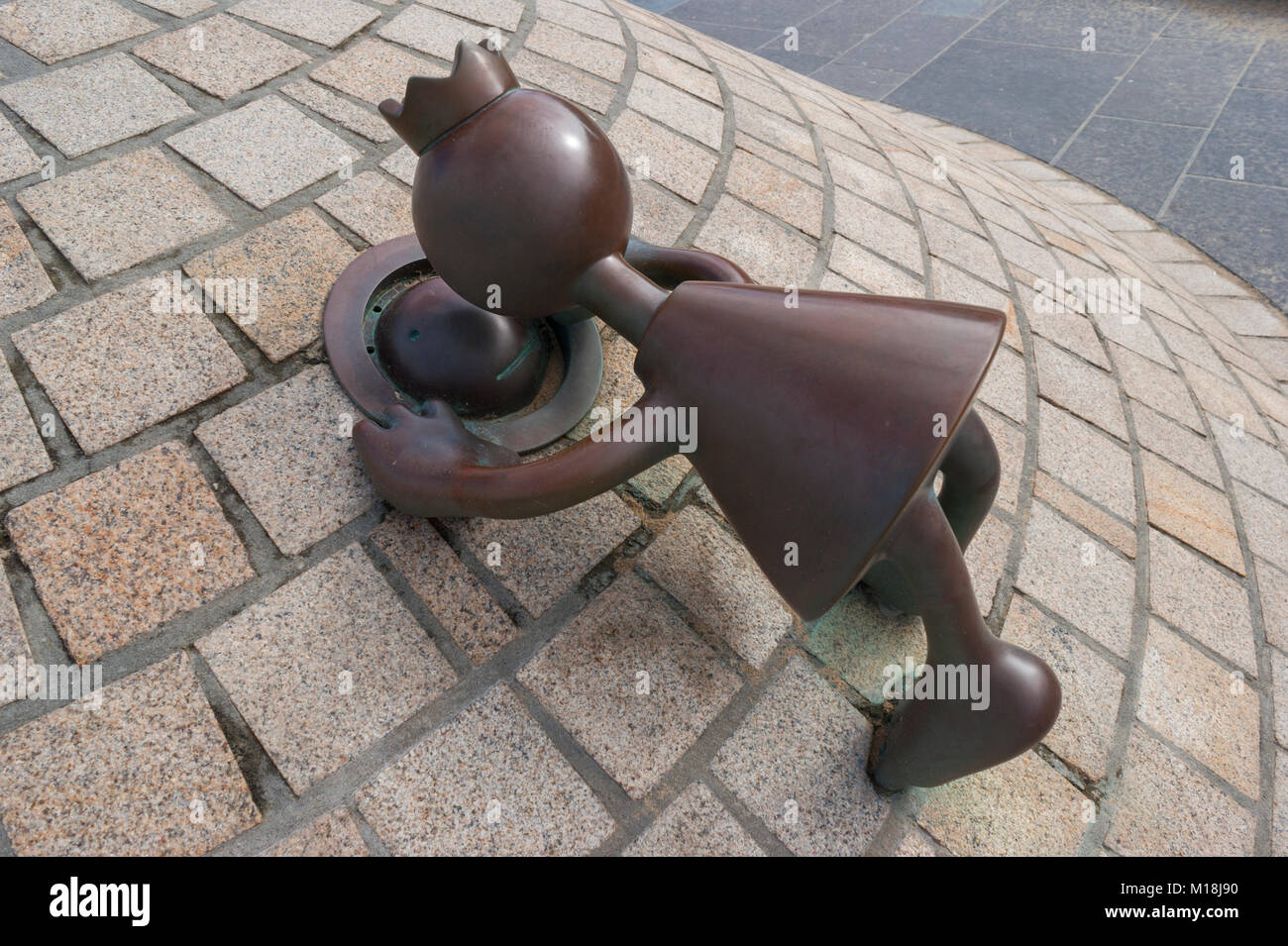 Curiosa figura. Scultura in bronzo di Tom Otterness. Fairytale sculture del mare, il Museo Beelden aan Zee, Scheveningen, l'Aia, Paesi Bassi Foto Stock