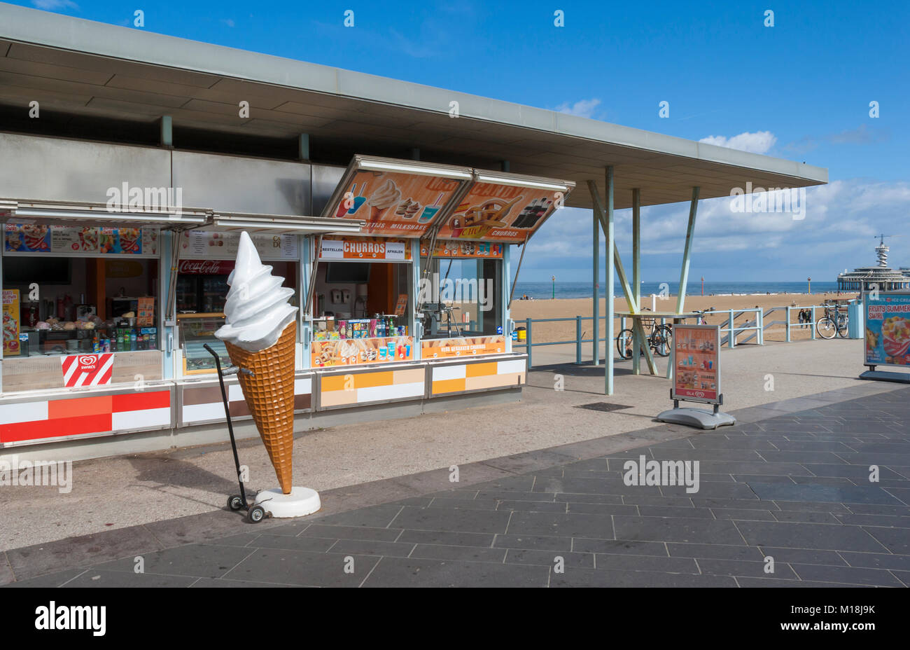 Il sig. Candy Parlour - un negozio di dolciumi di supervisionare l'esplanade sulla spiaggia di Scheveningen, l'Aia (Den Haag), Paesi Bassi Foto Stock