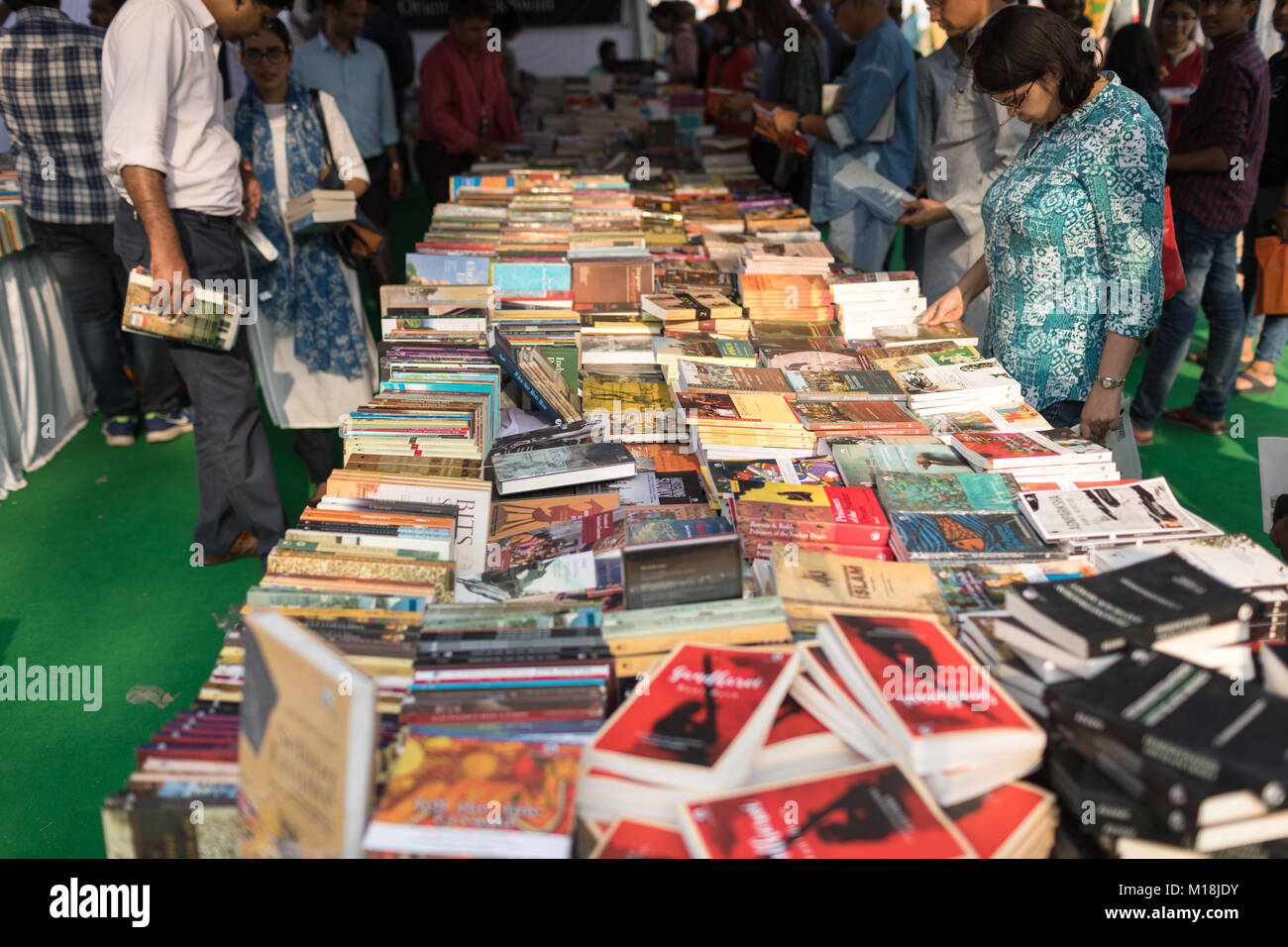 Visitatori sfogliare i libri che sono in vendita in una fase di stallo a Hyderabad Festival Letterario 2018 in Hyderabad, India Foto Stock