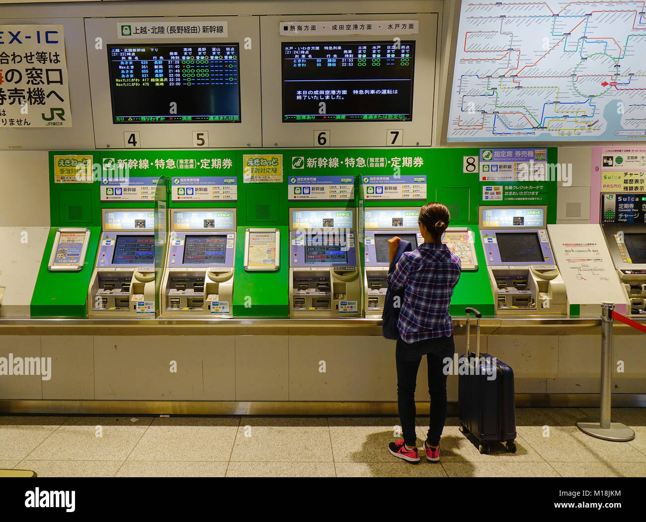 Tokyo, Giappone - 29 set 2017. La gente compra i biglietti presso la stazione della metropolitana di Tokyo, Giappone. Il trasporto ferroviario in Giappone è uno dei principali mezzi di trasporto di passeggeri. Foto Stock