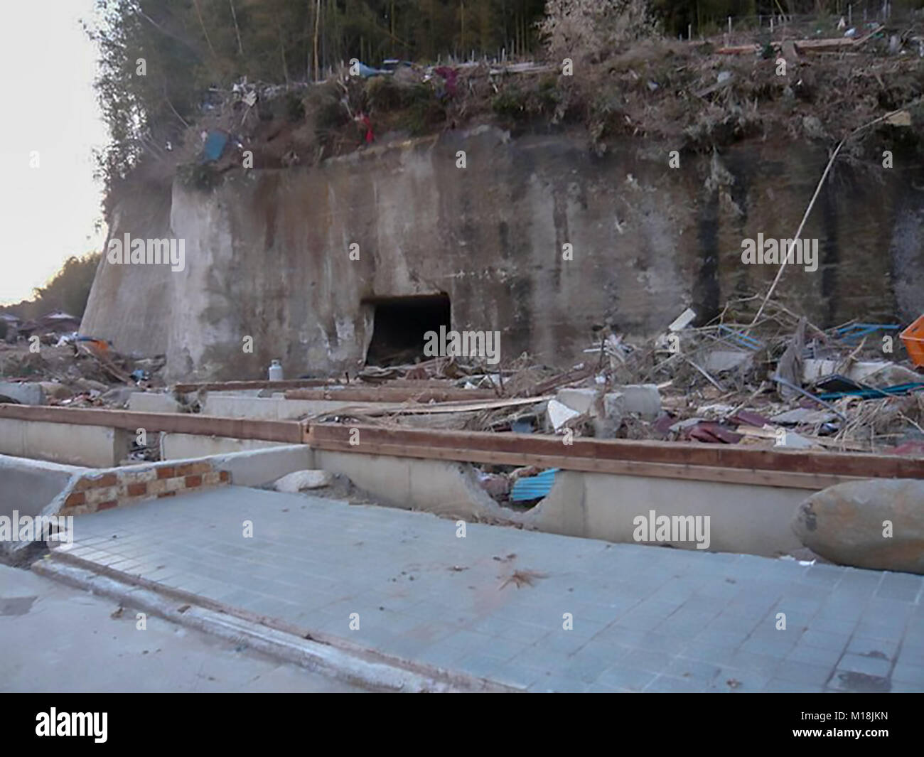 18 marzo 2011, Isobe, Soma, Fukushima, Giappone, una casa residenziale distrutta dal maremoto del 11 marzo 2011. Fondazione della casa è stato lasciato solo. Sulla scogliera dietro la casa, macerie sono state trovate in modo che si può immaginare come alta marea è stato. L'acqua, di gas e di energia elettrica sono state fuori uso per settimane in questo quartiere. Come è passata 1 settimana dopo il disastro della terra era già a secco. Foto Stock