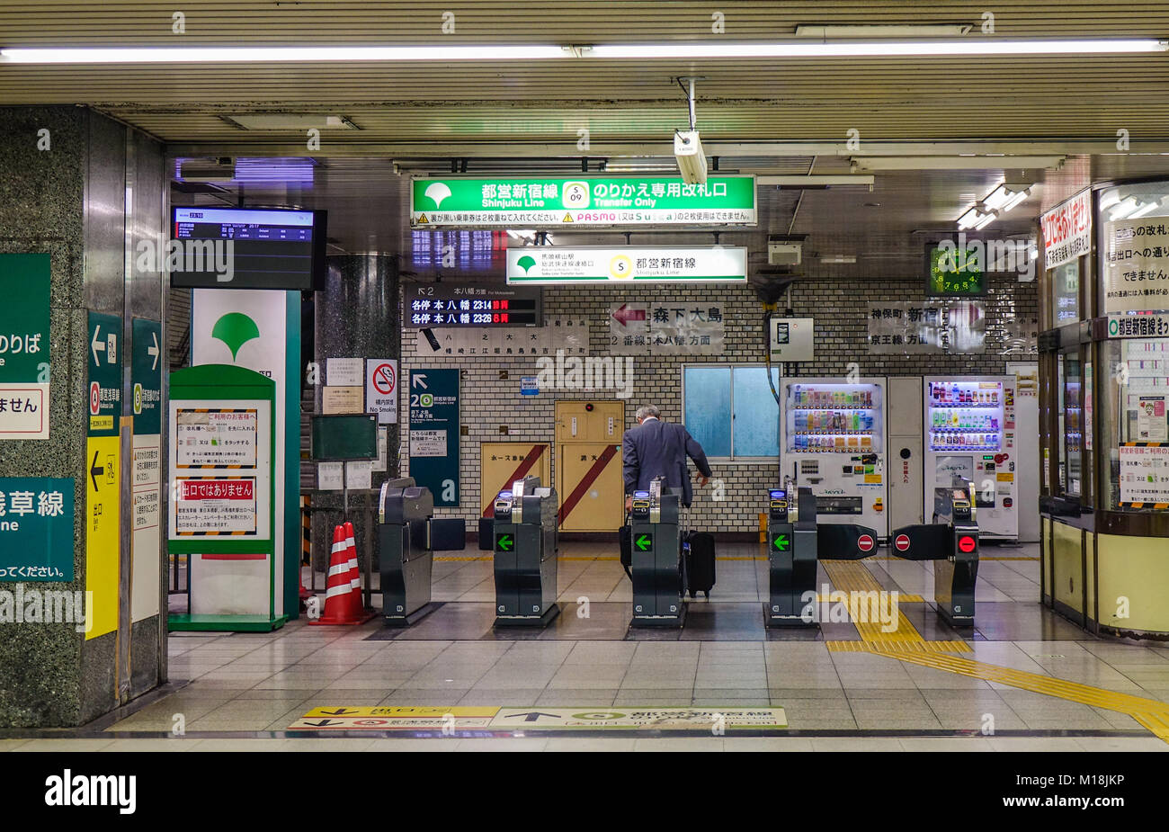 Tokyo, Giappone - 29 set 2017. Cancelli di ingresso della stazione della metropolitana di Tokyo, Giappone. Il trasporto ferroviario in Giappone è uno dei principali mezzi di trasporto di passeggeri. Foto Stock