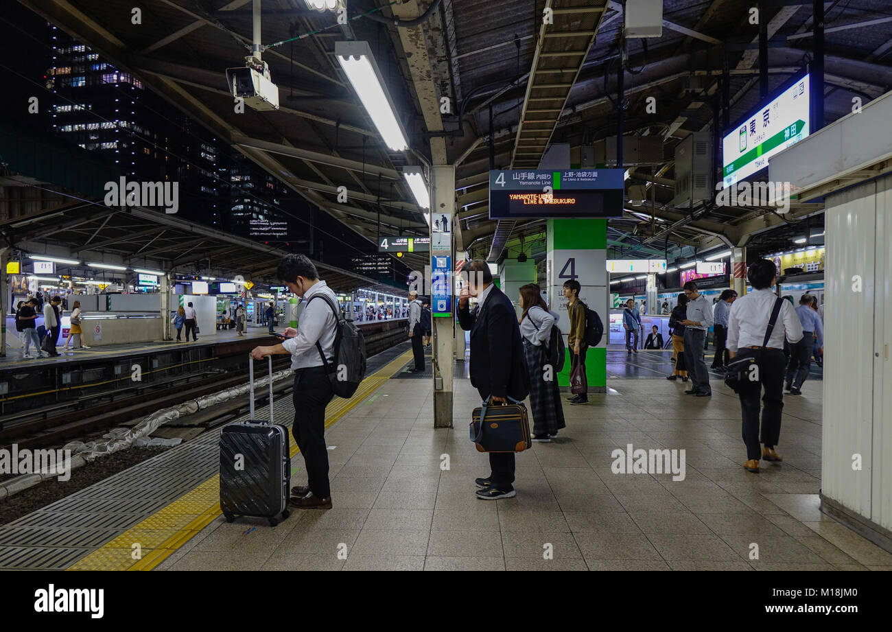 Tokyo, Giappone - 29 set 2017. Persone in attesa per il treno alla stazione principale a Tokyo in Giappone. Il trasporto ferroviario in Giappone è uno dei principali mezzi di trans passeggero Foto Stock