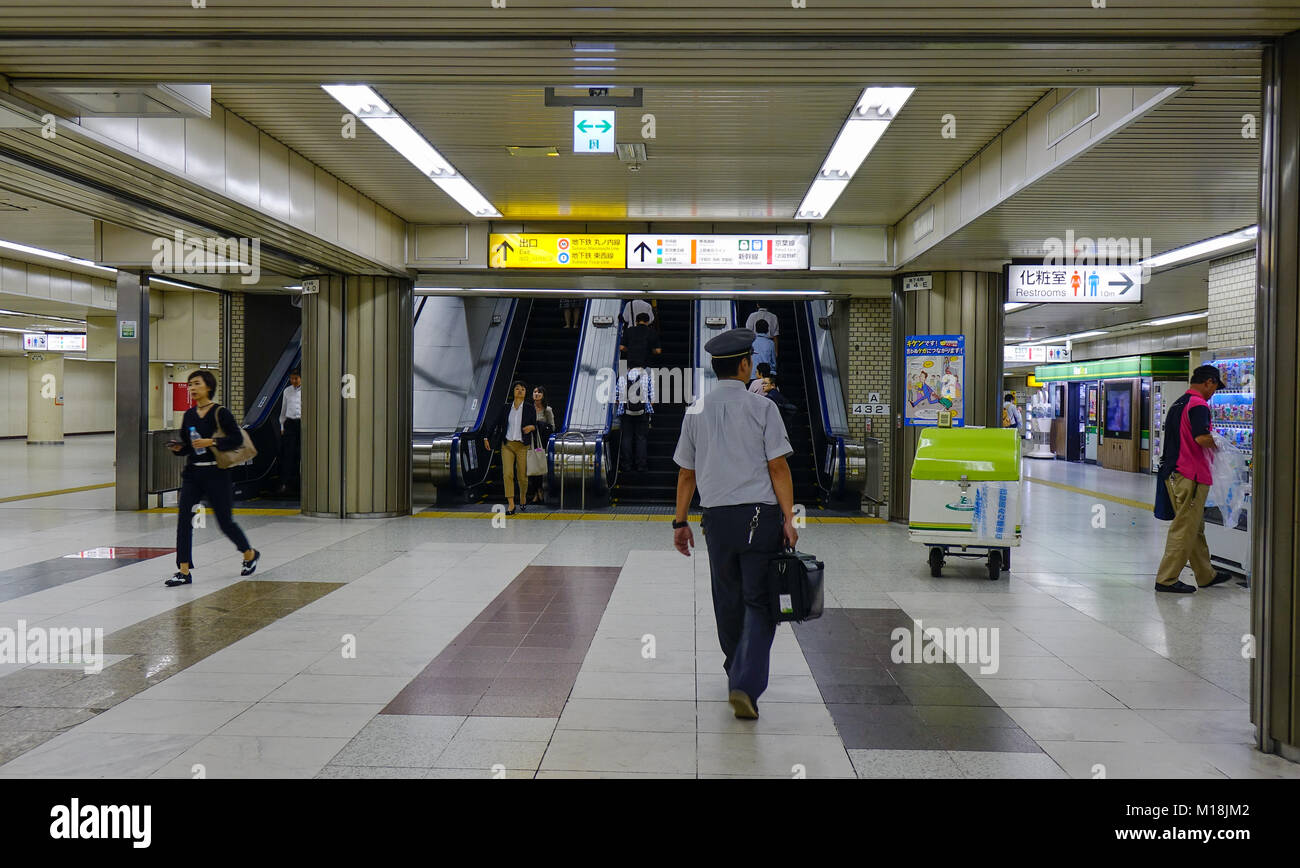 Tokyo, Giappone - 29 set 2017. Passeggeri a piedi alla stazione della metropolitana di Tokyo, Giappone. Il trasporto ferroviario in Giappone è uno dei principali mezzi di trasporto di passeggeri. Foto Stock