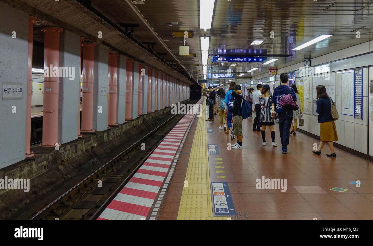 Tokyo, Giappone - 29 set 2017. La gente a piedi presso la piattaforma della stazione della metropolitana di Tokyo, Giappone. Il trasporto ferroviario in Giappone è uno dei principali mezzi di trans passeggero Foto Stock