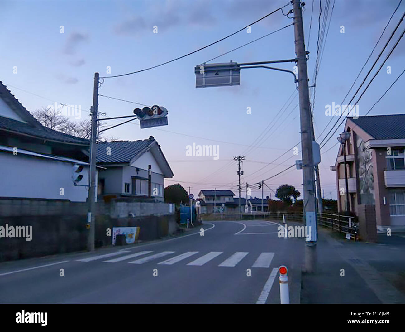 18 Marzo 2011 perché questa zona residenziale, Isobe nel quartiere SOMA, Fukushima, si trova sul livello superiore pensiero è vicino all'Oceano Pacifico, Tsunami non ha influenzato questo area Isobe tuttavia è stato uno dei più devastata area in Soma, Fukushima. Piccola differenza geografica ha fatto una grande differenza in questa catastrofe dello tsunami. Poli elettrici sono state piegate e segnali di strada sono state distrutte. L'acqua, di gas e di energia elettrica sono state fuori uso per settimane in questo quartiere. Campo di riso viene desalinizzata adesso. Foto Stock