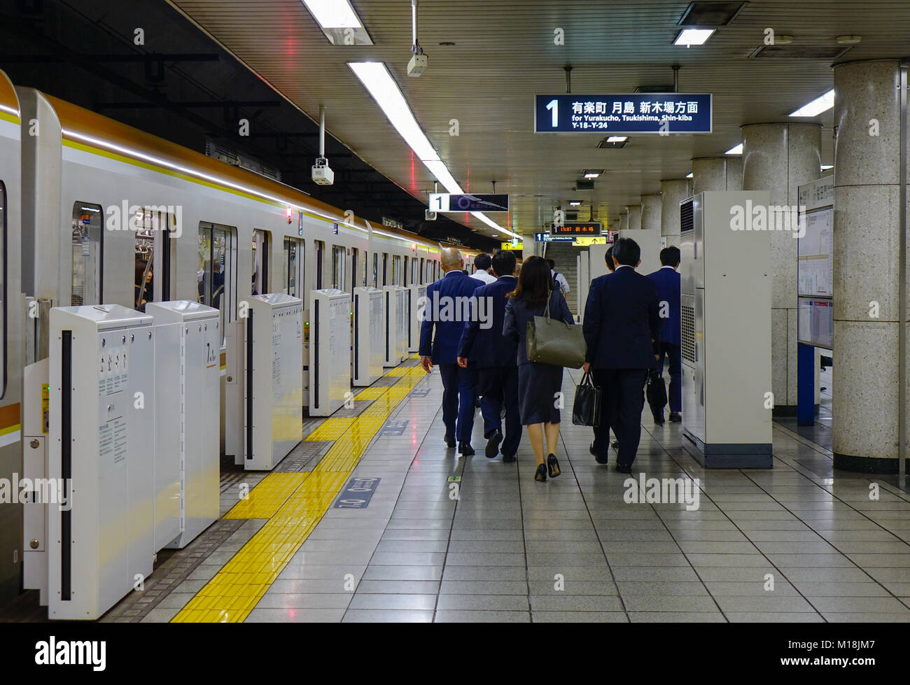 Tokyo, Giappone - 29 set 2017. Persone provenienti per la piattaforma della stazione della metropolitana di Tokyo, Giappone. Il trasporto ferroviario in Giappone è uno dei principali mezzi per il trasporto di passeggeri tra Foto Stock