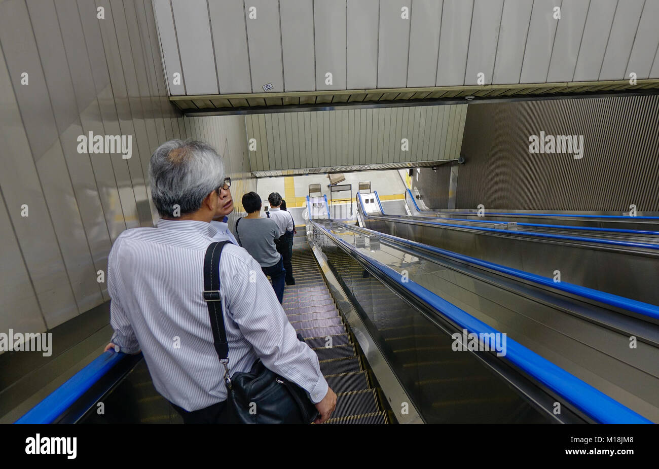 Tokyo, Giappone - 29 set 2017. Persone in piedi sulle scale mobili della stazione della metropolitana di Tokyo, Giappone. Il trasporto ferroviario in Giappone è uno dei principali mezzi per il trasporto di passeggeri tra Foto Stock