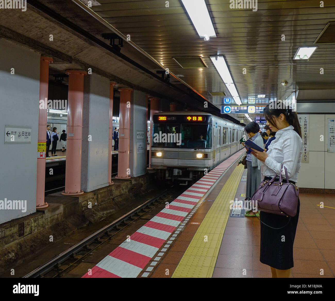 Tokyo, Giappone - 29 set 2017. La gente in attesa del treno alla stazione della metropolitana di Tokyo, Giappone. Il trasporto ferroviario in Giappone è uno dei principali mezzi per il trasporto di passeggeri tran Foto Stock
