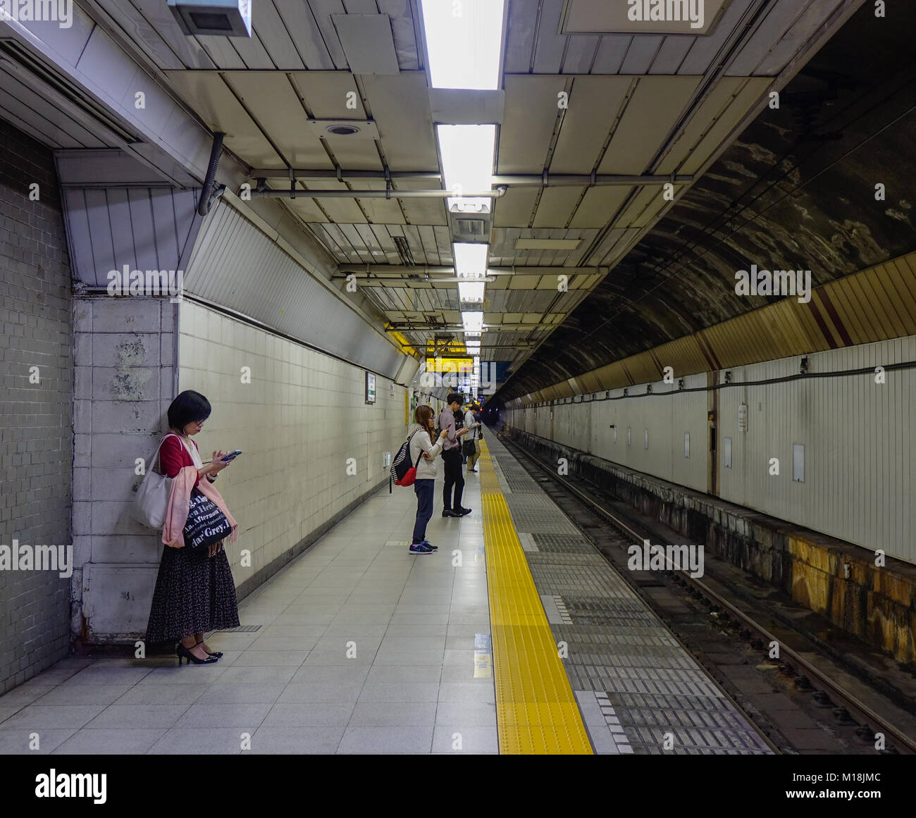 Tokyo, Giappone - 29 set 2017. La gente in attesa presso la piattaforma della stazione ferroviaria a Tokyo in Giappone. Il trasporto ferroviario in Giappone è uno dei principali mezzi di tr passeggero Foto Stock