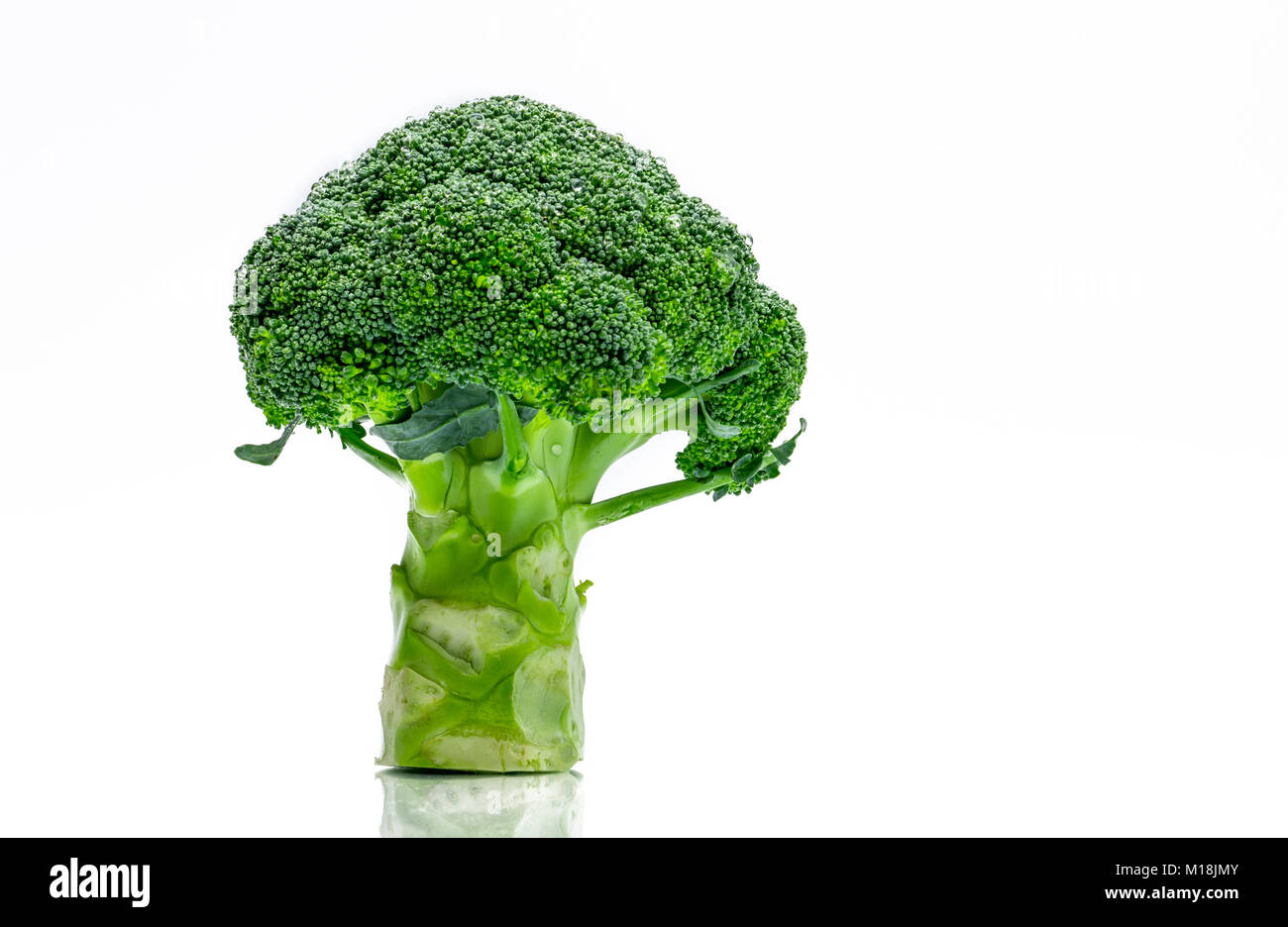 Broccoli verdi (Brassica oleracea). Verdure fonte naturale di betacarotene, vitamina C e la vitamina k, fibre alimentari, folato. Freschi cavoli broccoli isolat Foto Stock
